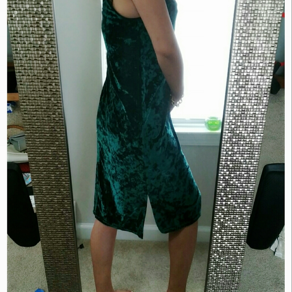 🎈Green Velvet Dress - Picture 2 of 6